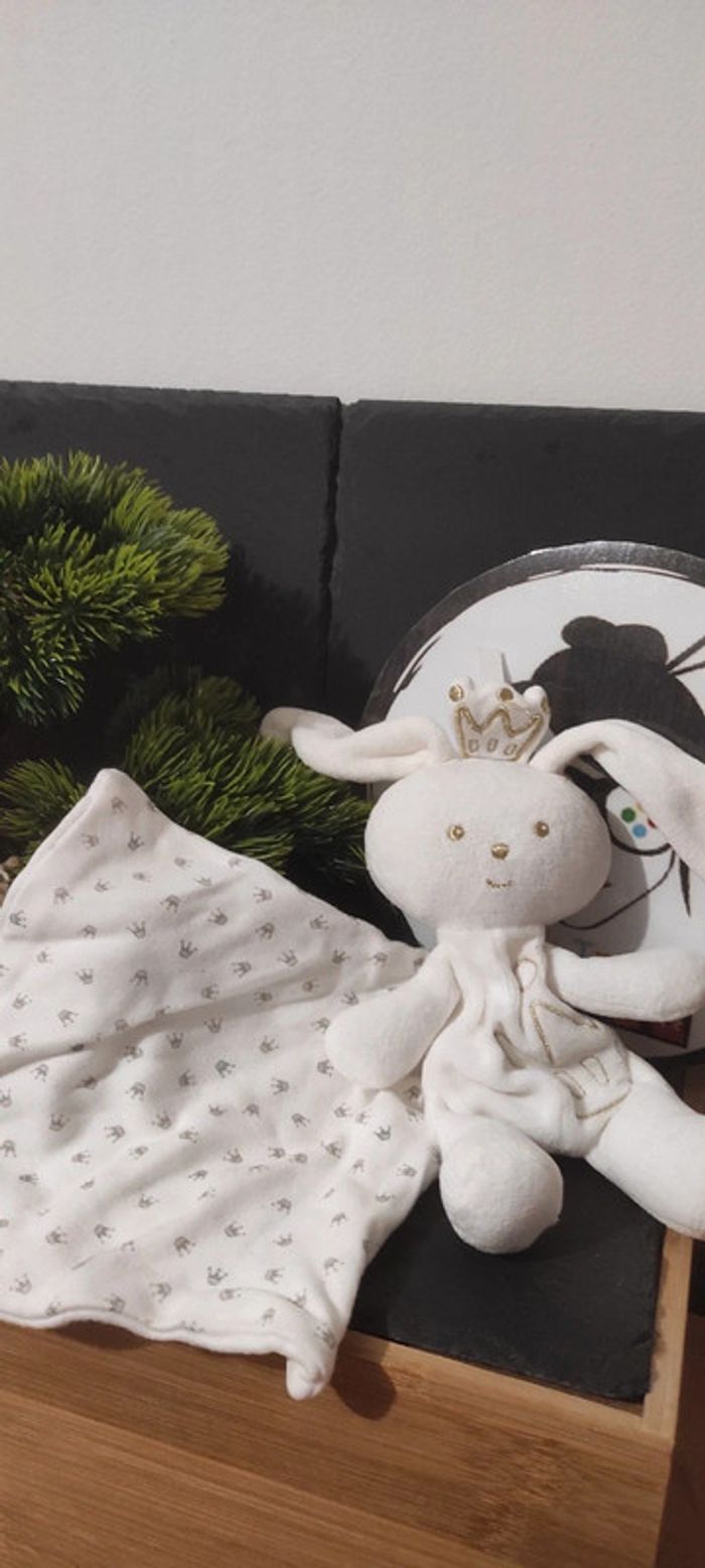 Doudou plat lapin blanc couronnes mouchoir berlingot mouchoir cajou doré ronds