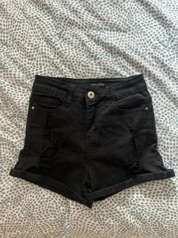 Short noir taille 36 destroy