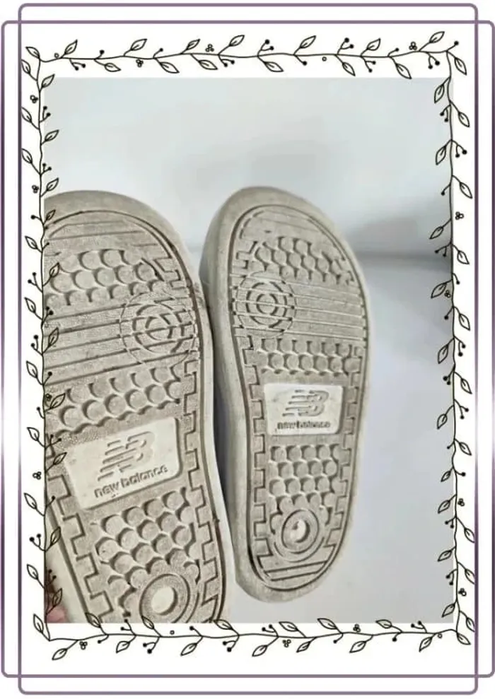 Baskets New balance, taille 26, bon état mais plusieurs traces - photo numéro 3