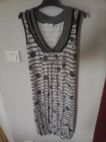 Robe noire et blanche avec lien derrière