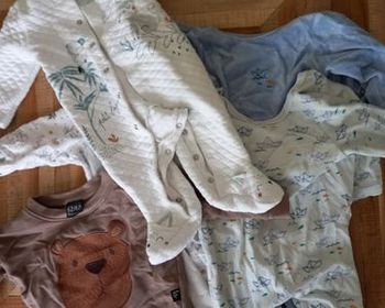 Un carton de vêtements pour garçon en taille 6 mois