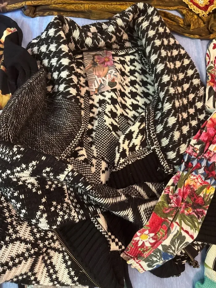 Gros lot de vêtements en S dont un L Desigual uniquement - photo numéro 4