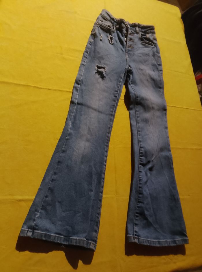 Jean a troue a jambe évasé