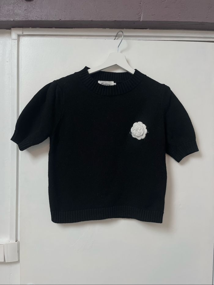 Pull noir chic avec détail fleur crochetée - photo numéro 6
