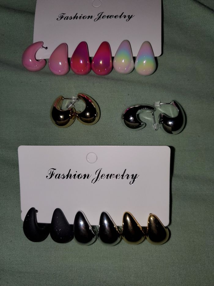 8 paires de boucles d'oreilles