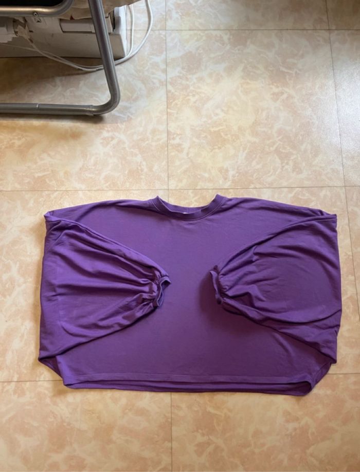 Superbe top violet avec manches amples, original et tendance.