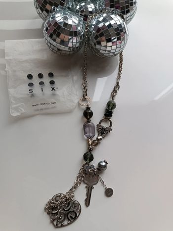 Collier sautoir avec plusieurs breloques - SIX