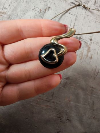 Collier ras de cou câble en acier pendentif cœur sur verre noir 