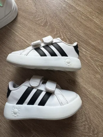 Basket adidas taille 23
