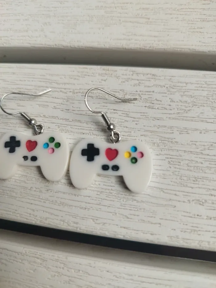 Boucle d'oreille manette de jeux blanches - photo numéro 2