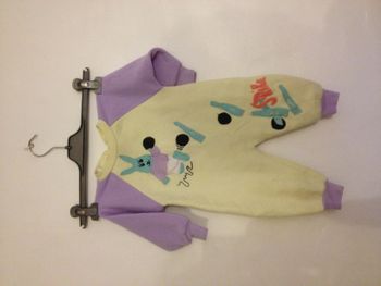 Grenouillère 6 mois jaune et violette à motifs