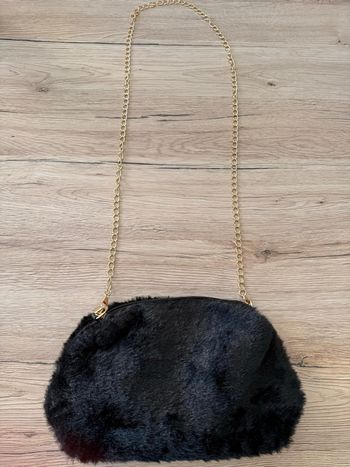 Petit sac à main en moumoute noire tout doux avec sa chaînette  dorée 