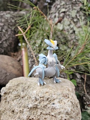 Super figurine Pokemon Nintendo tomy Kyurem blanc