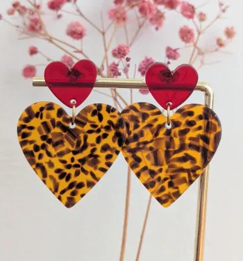 Boucles d'oreilles pendantes double cœur léopard rouge