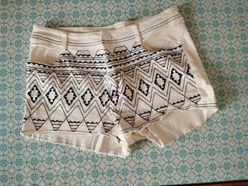 Short blanc détails ethniques S