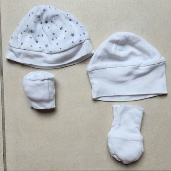 Lot 2 bonnets 2 moufles 1 mois