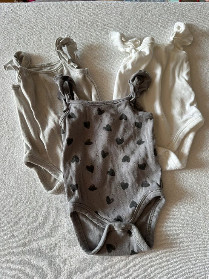 Lot 3 bodies bretelles blanc gris Kiabi 3 mois