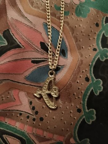 collier en métal Doré pendentif sagittaire .