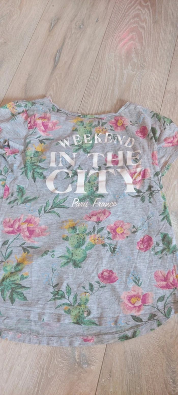 T shirt gris à fleurs, manches courtes, H&M, taille 14 ans - photo numéro 2
