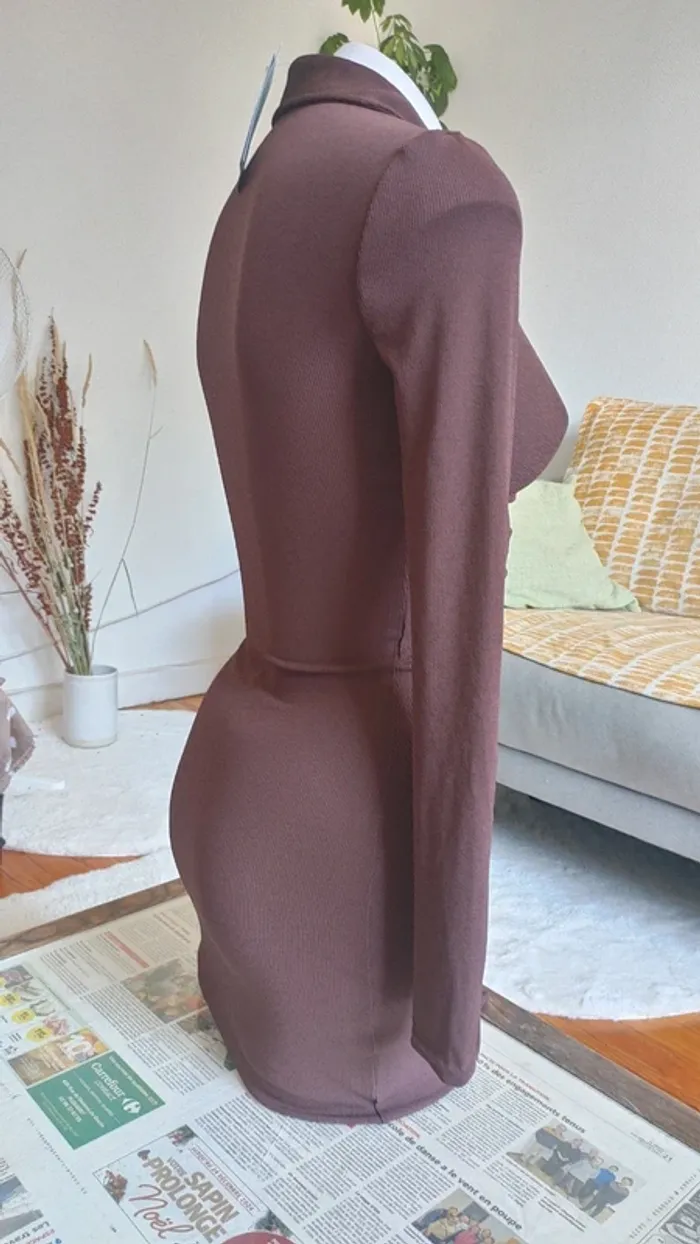 Mini robe moulant marron bouton manches longues - photo numéro 4