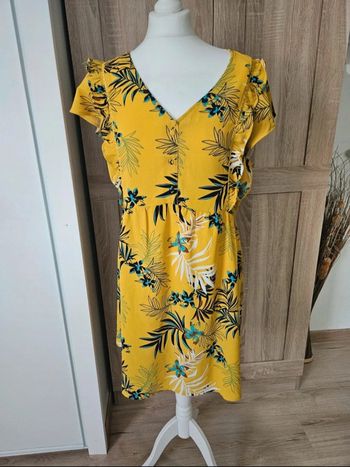 Belle robe d été jaune taille 42