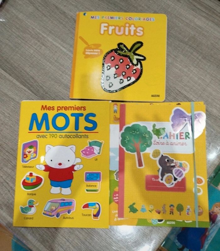 Coloriages et autocollants jeunes enfants