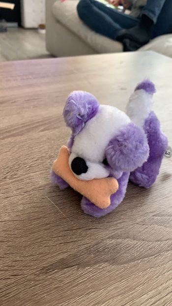 Peluche chien avec un os