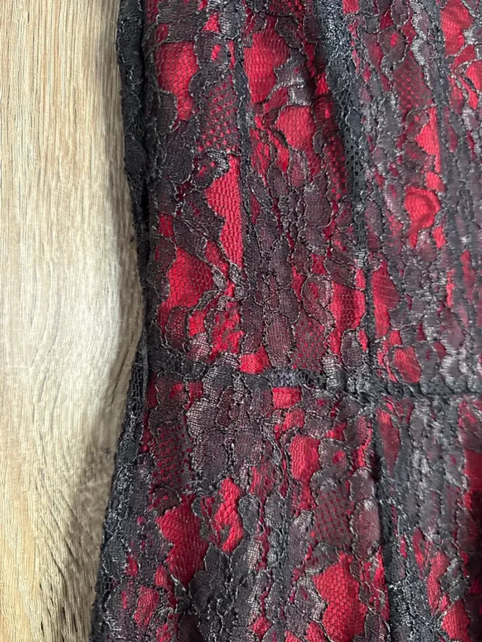 Robe noire et rouge, dentelle - photo numéro 2