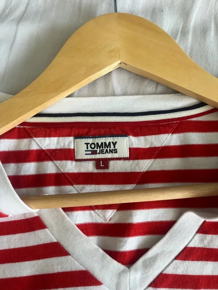 🔹 T-shirt Rayé Rouge & Blanc – Tommy Jeans 🔹 - photo numéro 4