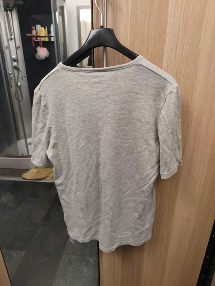 T-shirt gris col V - Taille L/XL (50 cm poitrine) - photo numéro 2