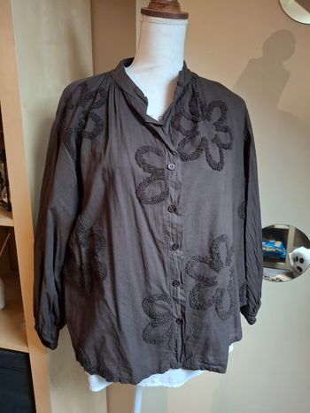 Blouse chocolat marguerites relief neuve