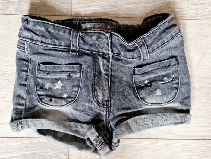 Short jean noir délavé orchestra 6 ans en très bon état