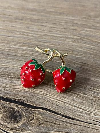 Broche fraise émaillé
