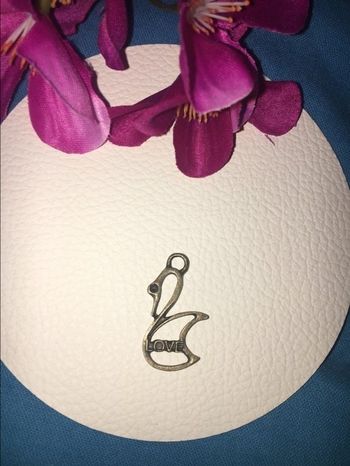 Pendentif fantaisie métal doré vieilli cygne coeur love