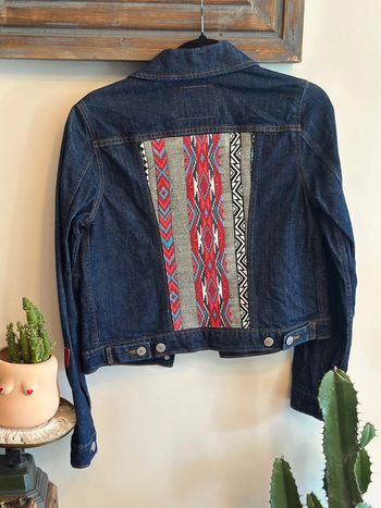 Veste en denim Levi’s brodée colorée – Taille S