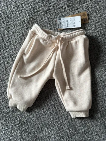 Jogging neuf kiabi élastique à la taille et au cheville beige avec deux poches (3mois)