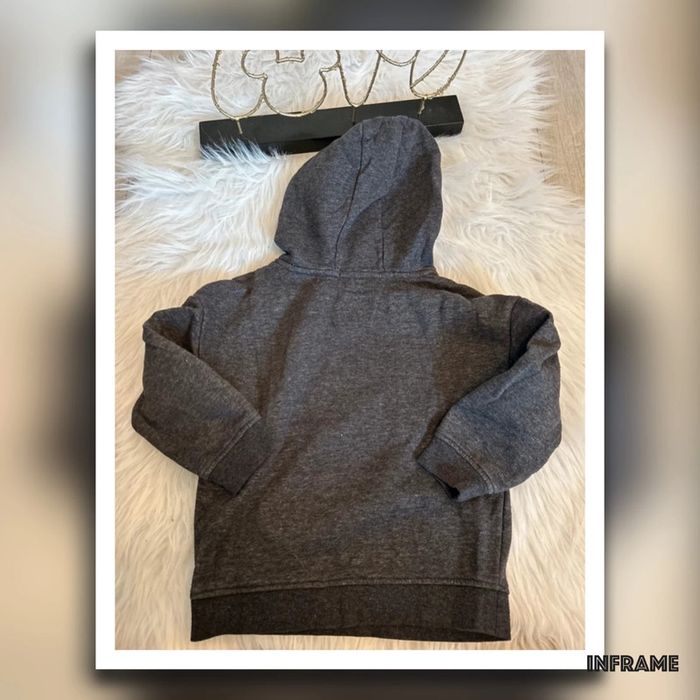 Très beau sweat gris avec capuche 🥰 taille 4-5 ans primark - photo numéro 3