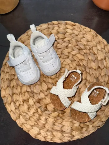 1 paire de baskets Nike + 1 paire de sandalettes