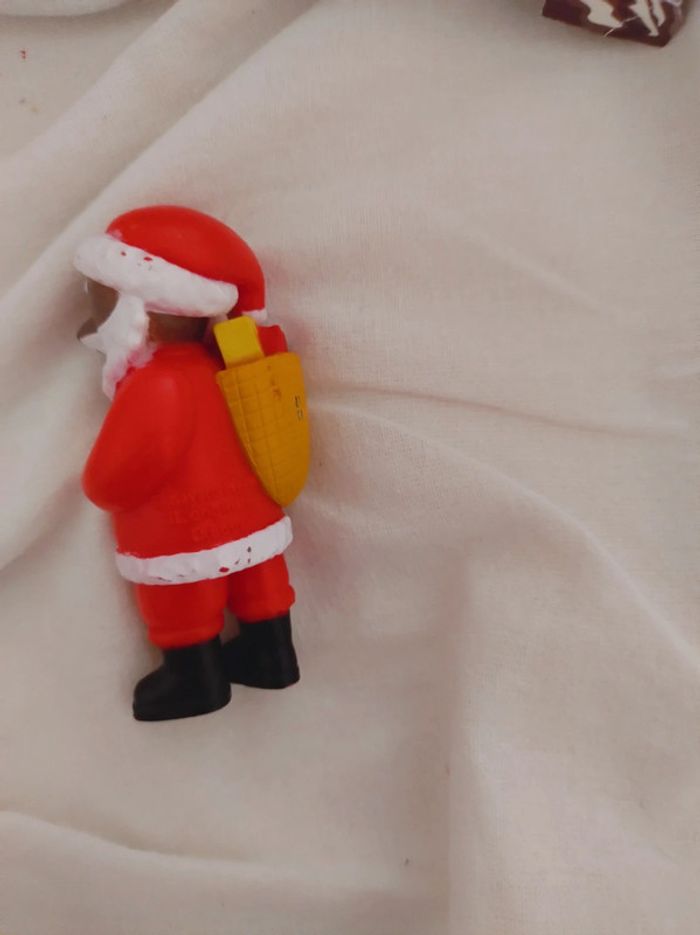 Figurine petit ours brun en père Noël - photo numéro 2