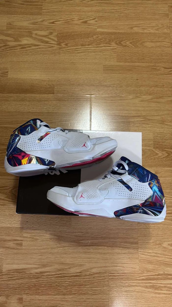 Baskets Jordan Zion 2 Mi-Bleu Rose Initial