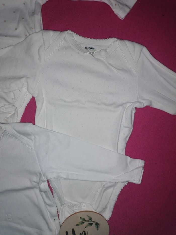 Lot bodies 12 mois kiabi - photo numéro 3