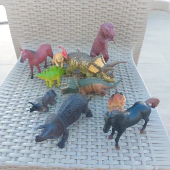 Lot 8 dinosaures et 2 chevaux