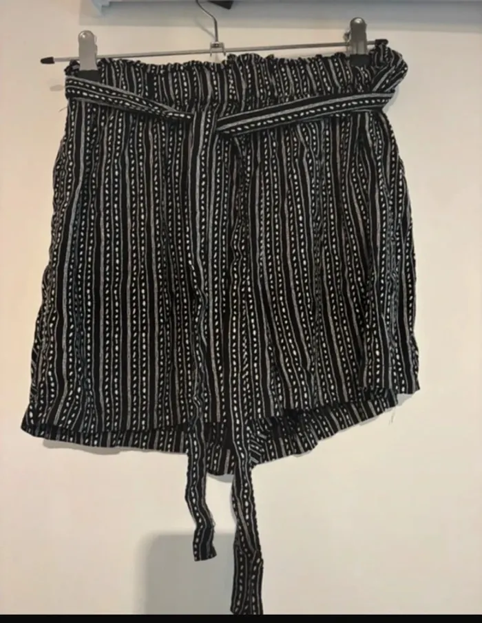 Short noir à motifs graphiques ceinture intégrée – taille S