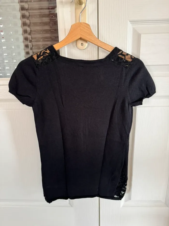 Haut / t.shirt noir avec dentelle Naf Naf taille S en très bon état - photo numéro 4