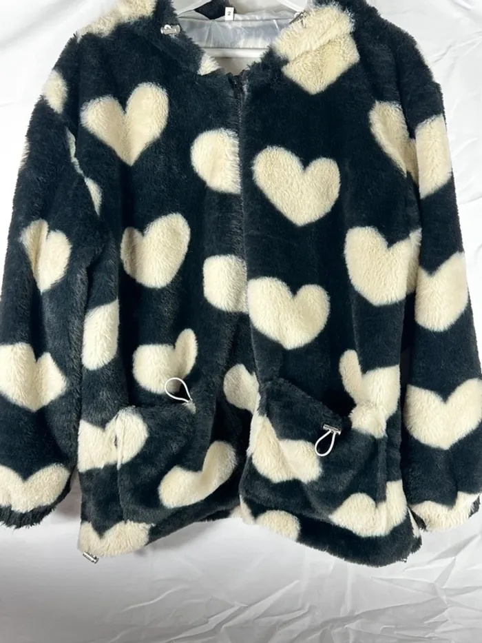 Veste polaire noire YesStyle – Neuve, douce & trop cute avec capuche et cœur blanc - photo numéro 4