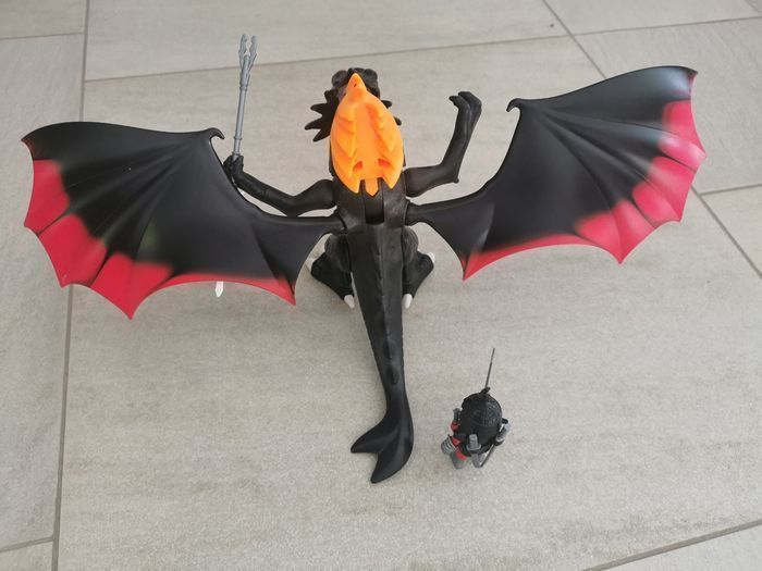 Dragon royal avec flammes lumineuses - photo numéro 3