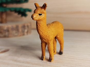 Schleich jeune lama marron Figurine animal d'Amérique du sud