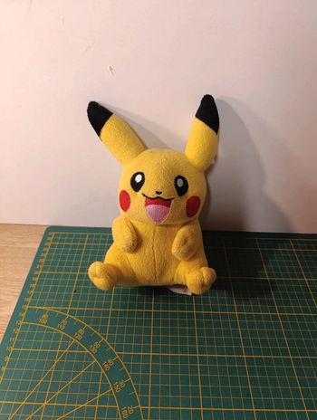 Peluche pokémon Pikachu