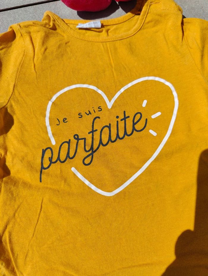 Tee shirt ml fille moutarde Kiabi 18 mois - photo numéro 3