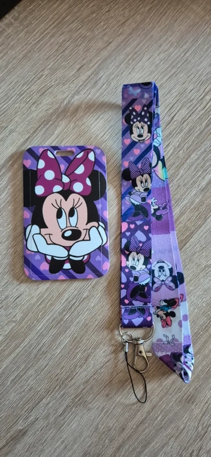 Porte carte d'identité Minnie avec lanière fantaisie.